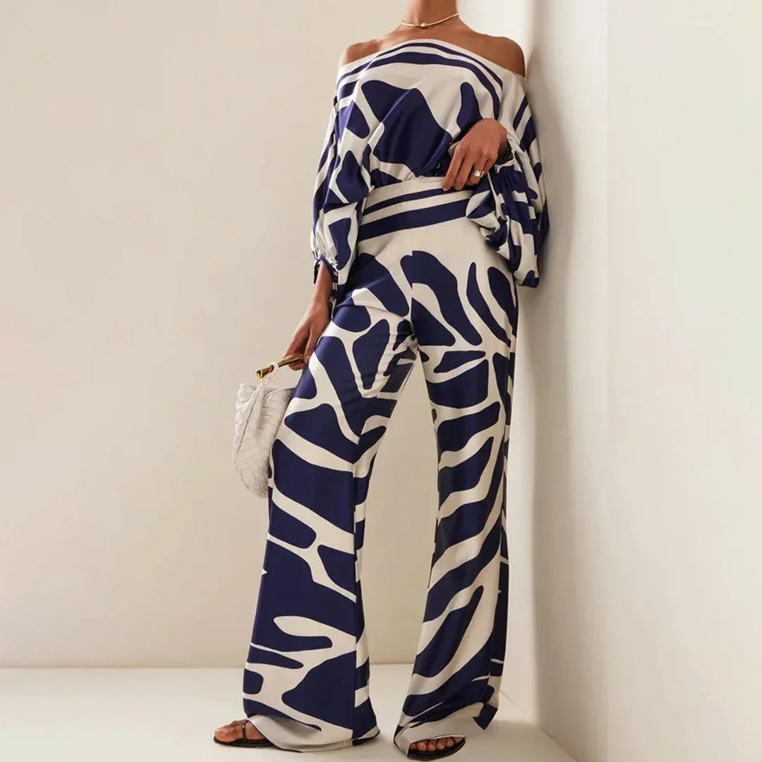 Ensemble femme en tissu léger, avec manches tombantes et pantalon droit pour un look décontracté et confortable.