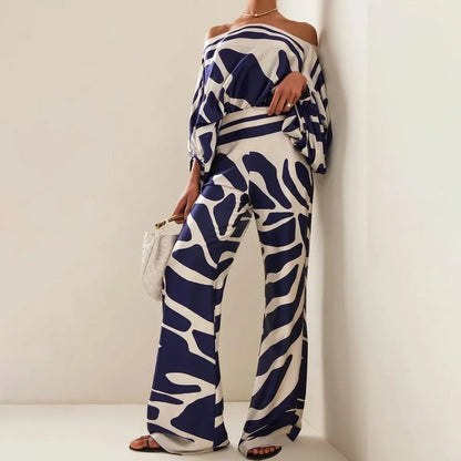 Ensemble femme en tissu léger, avec manches tombantes et pantalon droit pour un look décontracté et confortable.