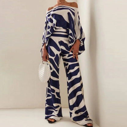 Ensemble femme bleu avec manches tombantes, en tissu léger, incluant un pantalon droit pour un look décontracté et élégant.
