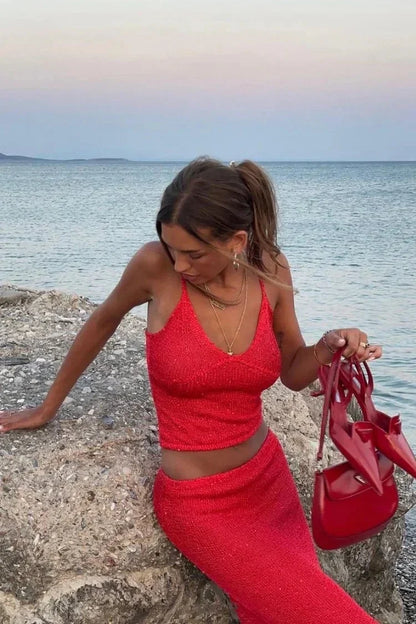 Ensemble femme rouge brillant en polyester, composé d'un haut à manches longues et d'un pantalon taille haute.