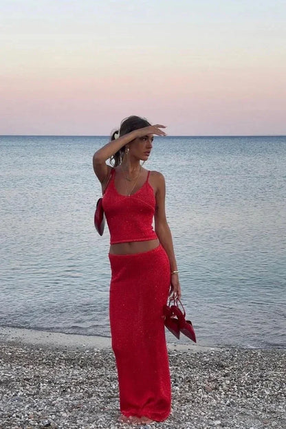 Ensemble femme rouge brillant, composé d'un haut en satin et d'un pantalon assorti, idéal pour une tenue élégante.