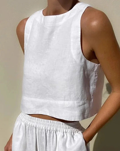 Ensemble femme sans manches en tissu léger, comprenant un top court et un pantalon fluide. Style décontracté et confortable.