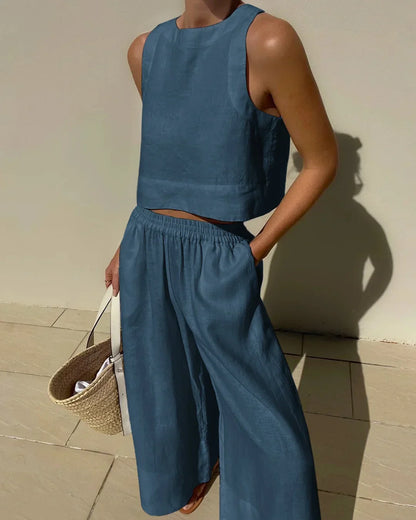 Ensemble femme sans manches en coton léger, comprenant un top court ajusté et un pantalon fluide à taille élastique.