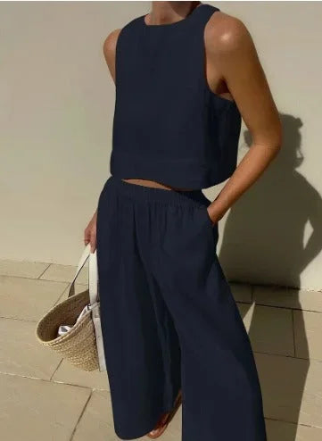 Ensemble femme sans manches en bleu marine, composé d'un top court en coton et pantalon fluide, idéal pour un look…
