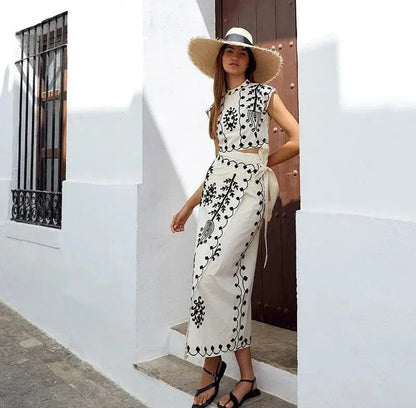 Ensemble femme sans manches en coton brodé, comprenant un haut léger et une jupe fluide aux motifs délicats.