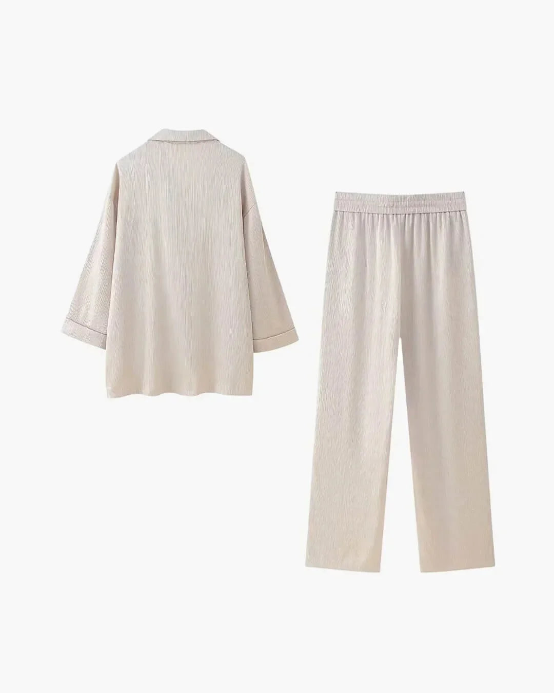 Ensemble femme en satin noir, coupe décontractée avec double boutonnage et détails élégants.