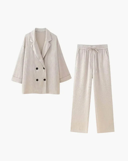 Ensemble femme en satin beige, coupe décontractée avec double boutonnage.