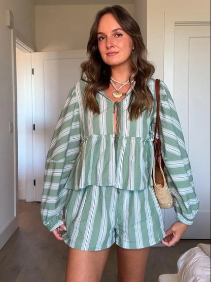 Ensemble femme été avec blouse rayée verte en coton léger et short assorti, idéal pour les journées ensoleillées.