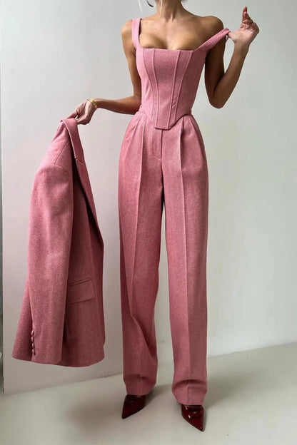 Ensemble femme trois pièces en tissu doux, avec haut ajusté et coupe élégante pour diverses occasions.