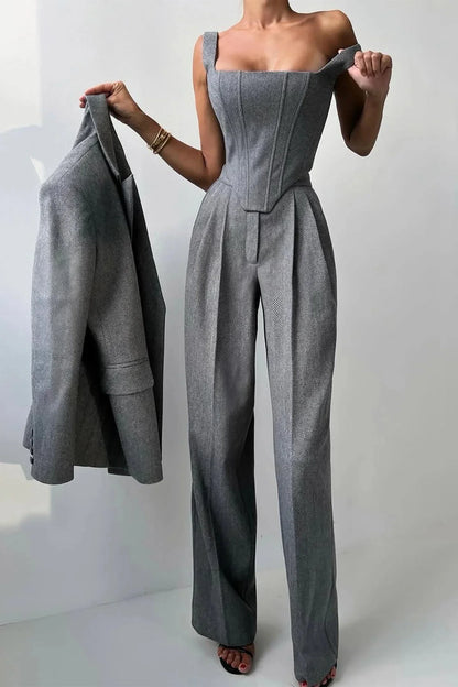 Ensemble trois pièces pour femme, cintré avec haut ajusté en tissu élastique.