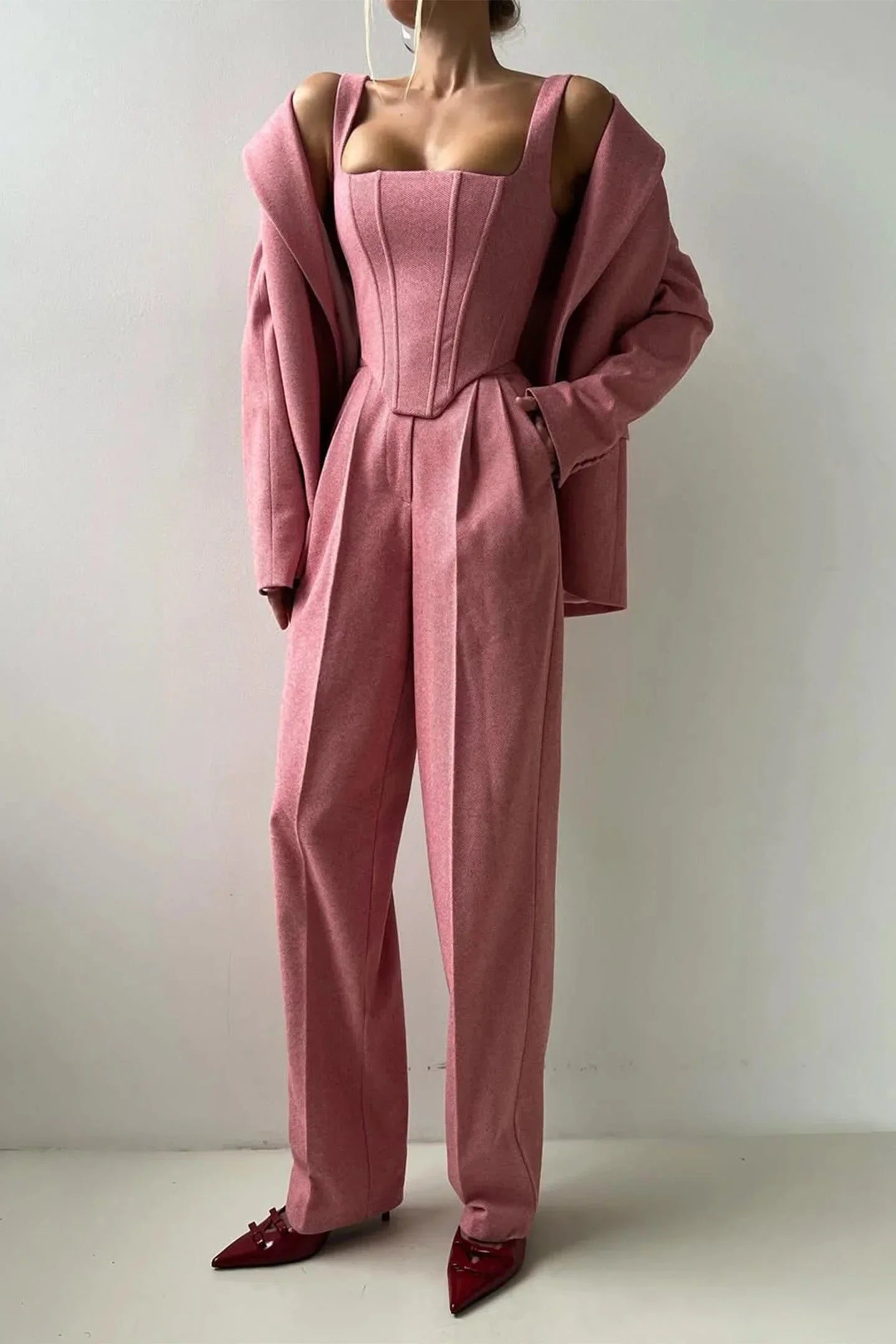 Ensemble femme trois pièces en tissu élastique avec haut ajusté et coupe élégante, adapté à diverses occasions.