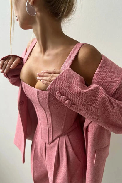 Ensemble femme trois pièces : haut ajusté en coton, jupe élégante et blazer moderne.