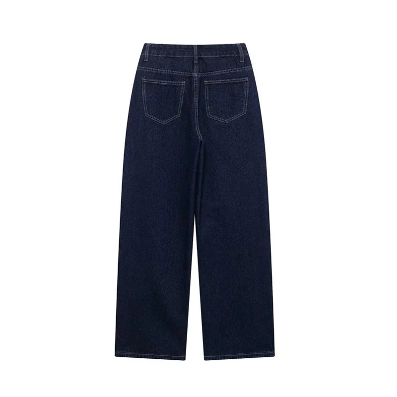 Ensemble femme en denim avec veste et pantalon, ceinture incluse, coupe décontractée.