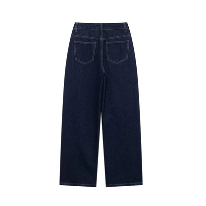 Ensemble femme en denim avec veste et pantalon, ceinture incluse, coupe décontractée.