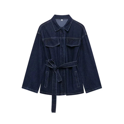 Ensemble femme en denim, comprenant une veste et un pantalon avec ceinture, coupe moderne, couleur bleue.