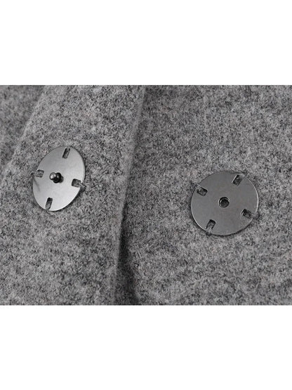 Ensemble gris femme avec jupe courte et veste longue à manches en mélange de coton léger.