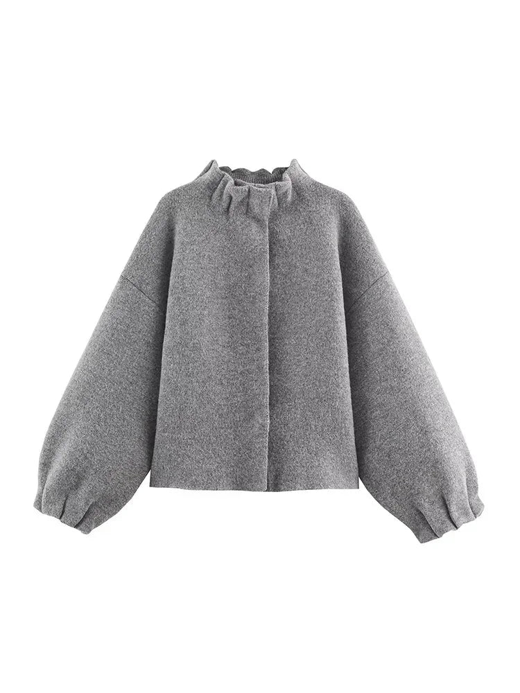 Ensemble gris femme composé d'une jupe courte et d'une veste longue à manches courtes en tissu léger.