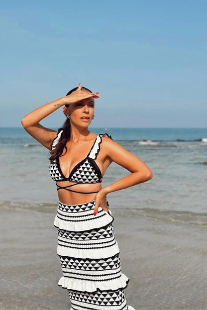 Ensemble jupe longue en coton avec motifs géométriques noir et blanc, taille élastique pour un confort optimal.