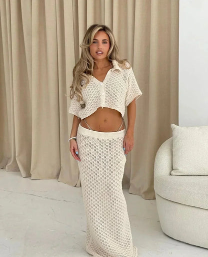 Ensemble été avec jupe maxi en tissu léger et haut en crochet pour un style décontracté et confortable.