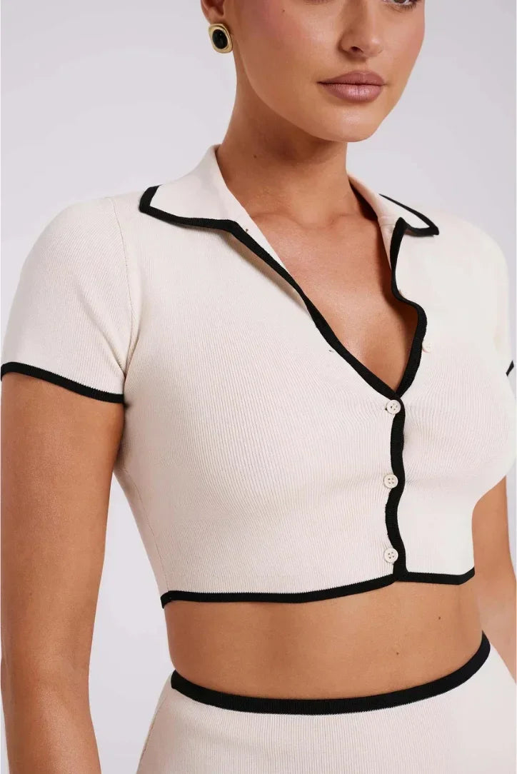 Ensemble mini femme blanc avec des bordures noires, en tissu côtelé, à la fois confortable et élégant pour un look…