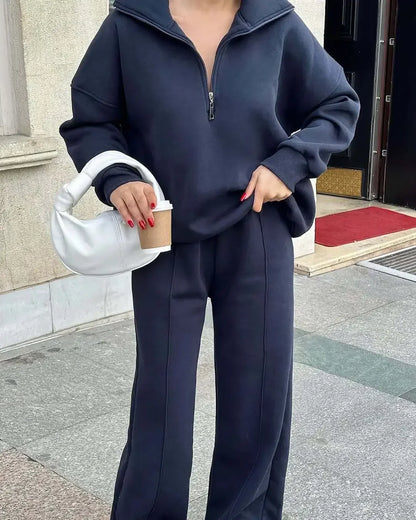 Ensemble noir pour femme composé d'un sweat-shirt et d'un pantalon en coton, idéal pour les journées fraîches.