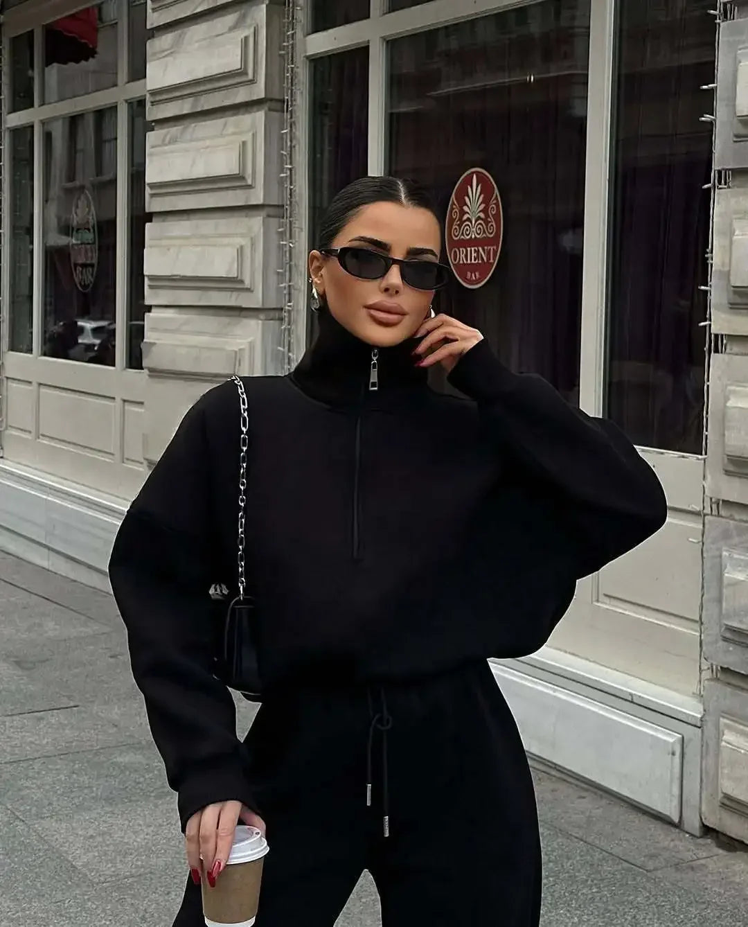 Ensemble noir pour femme composé d'un sweat-shirt et d'un pantalon en coton, idéal pour les journées fraîches.