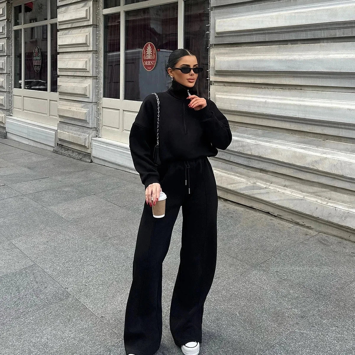 Ensemble femme marron en coton, composé d'un sweat-shirt décontracté et d'un pantalon assorti.
