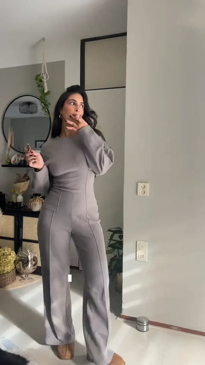 Ensemble femme gris en coton, composé d'un pull décontracté et d'un pantalon assorti, parfait pour un style casual.