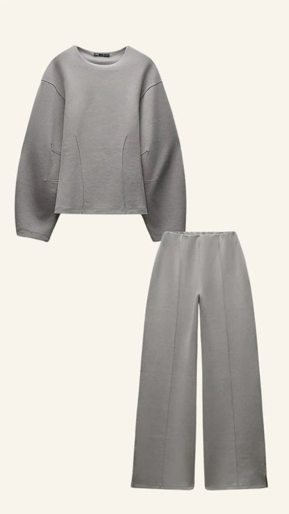 Ensemble femme en coton blanc, composé d'un pull décontracté et d'un pantalon assorti au design sportif.