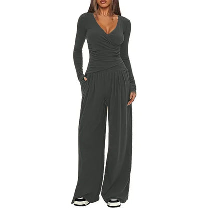 Ensemble sportswear femme kaki, avec pantalon ample et manches longues, conçu pour le confort lors des activités sportives.