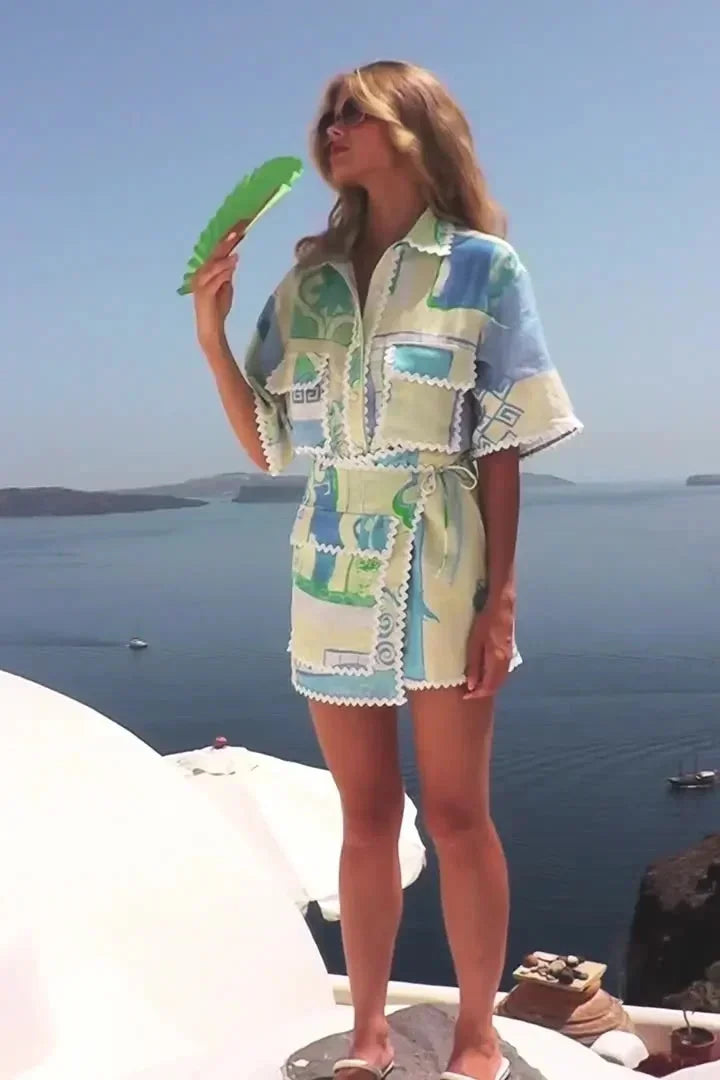 Ensemble été femme en coton léger, bleu et blanc avec motifs géométriques modernes, confortable et idéal pour les journées…