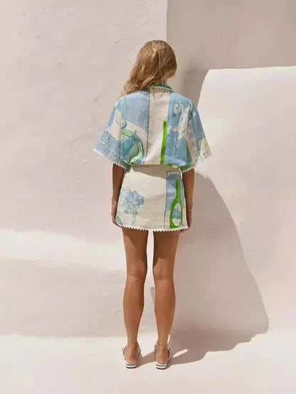 Ensemble été femme en coton, bleu et blanc, avec motifs géométriques modernes, parfait pour une allure décontractée.