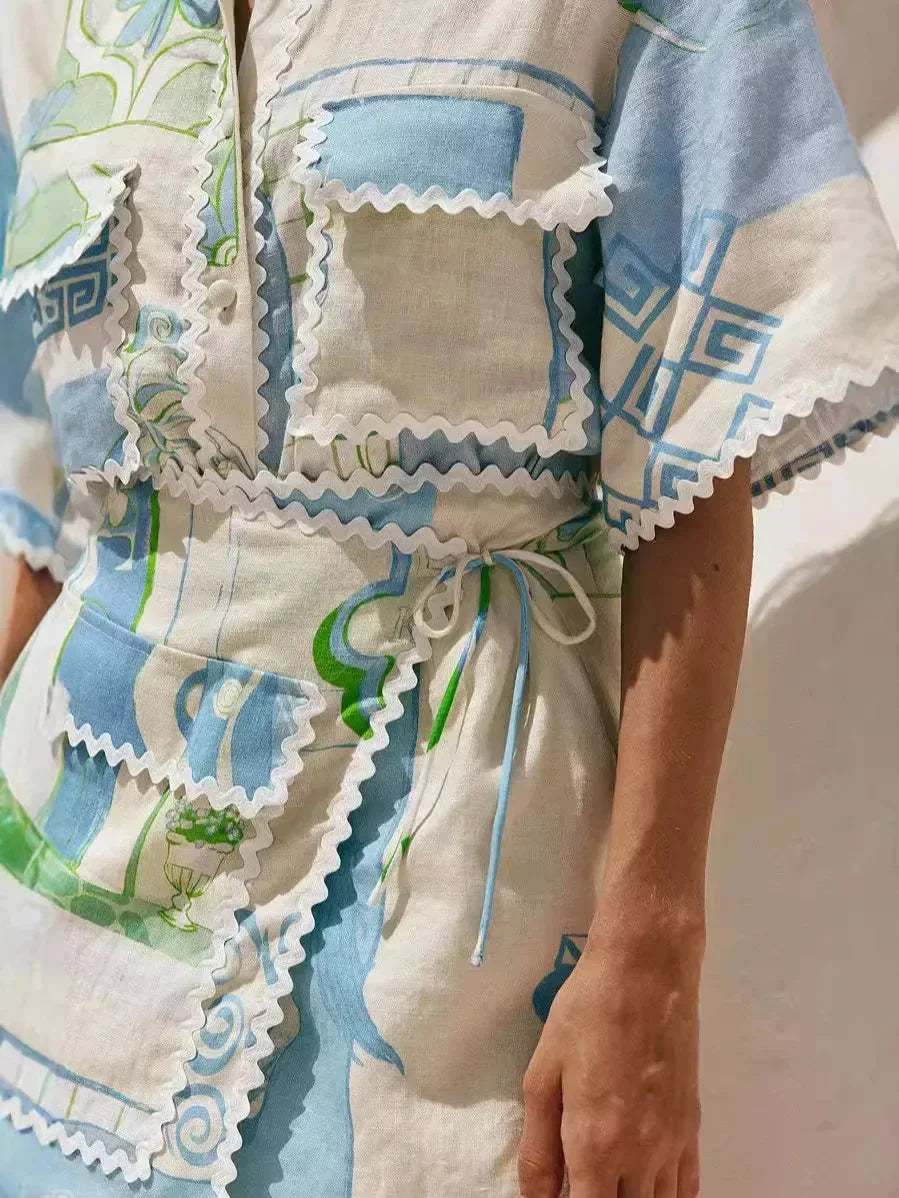 Ensemble été femme en coton léger, bleu et blanc, avec motifs géométriques modernes et coupe confortable pour la saison…