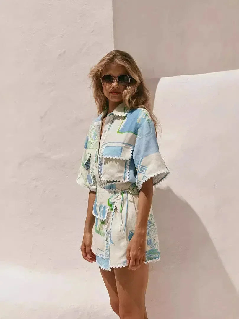 Ensemble d'été femme en coton, bleu et blanc avec motifs géométriques, idéal pour un look décontracté estival.