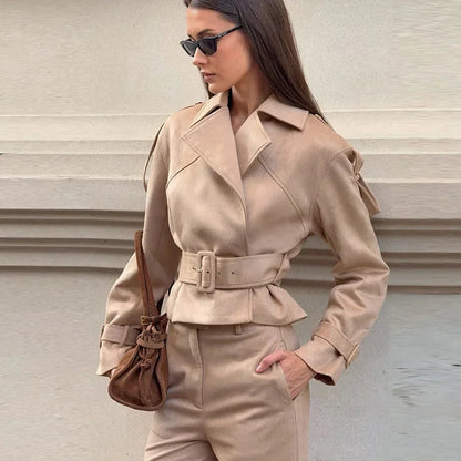 Ensemble veste kaki et pantalon femme, ceinture ajustable, revers, en tissu léger.