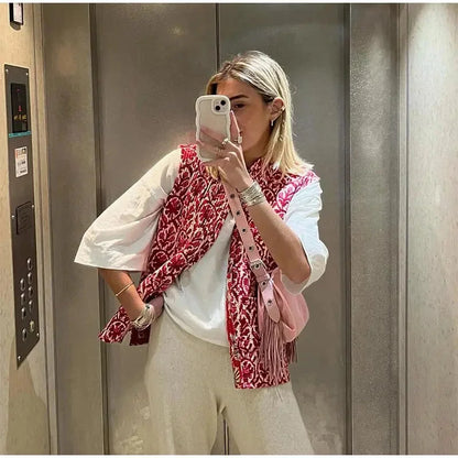 Gilet boho femme rose avec imprimé floral et ethnique, en tissu léger, idéal pour les looks d'été décontractés.