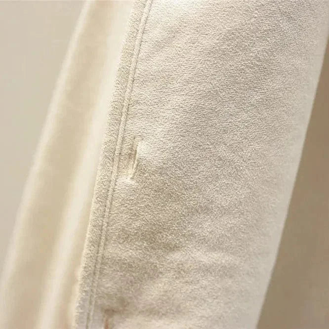 Gilet en matériau doux et chaud, conçu pour la superposition, avec un coupe pratique et un design moderne pour l'hiver.