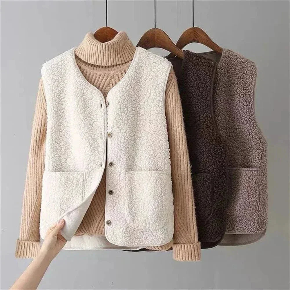 Gilet femme marron en matériau doux, coupe confortable, doublure chaude pour l'hiver, idéal pour le superposition.