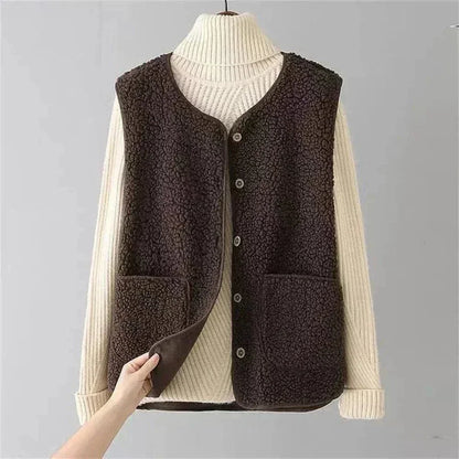 Gilet beige pour femme en matière douce, avec poches pratiques et coupe confortable pour l'hiver.