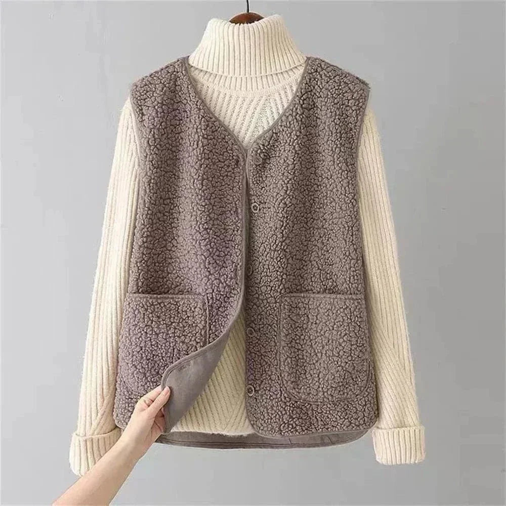 Gilet beige pour femme en mélange de laine, avec poches fonctionnelles et zip intégral pour un enfilage facile.