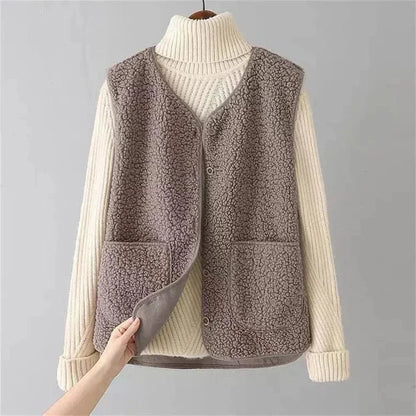 Gilet beige pour femme en mélange de laine, avec poches fonctionnelles et zip intégral pour un enfilage facile.