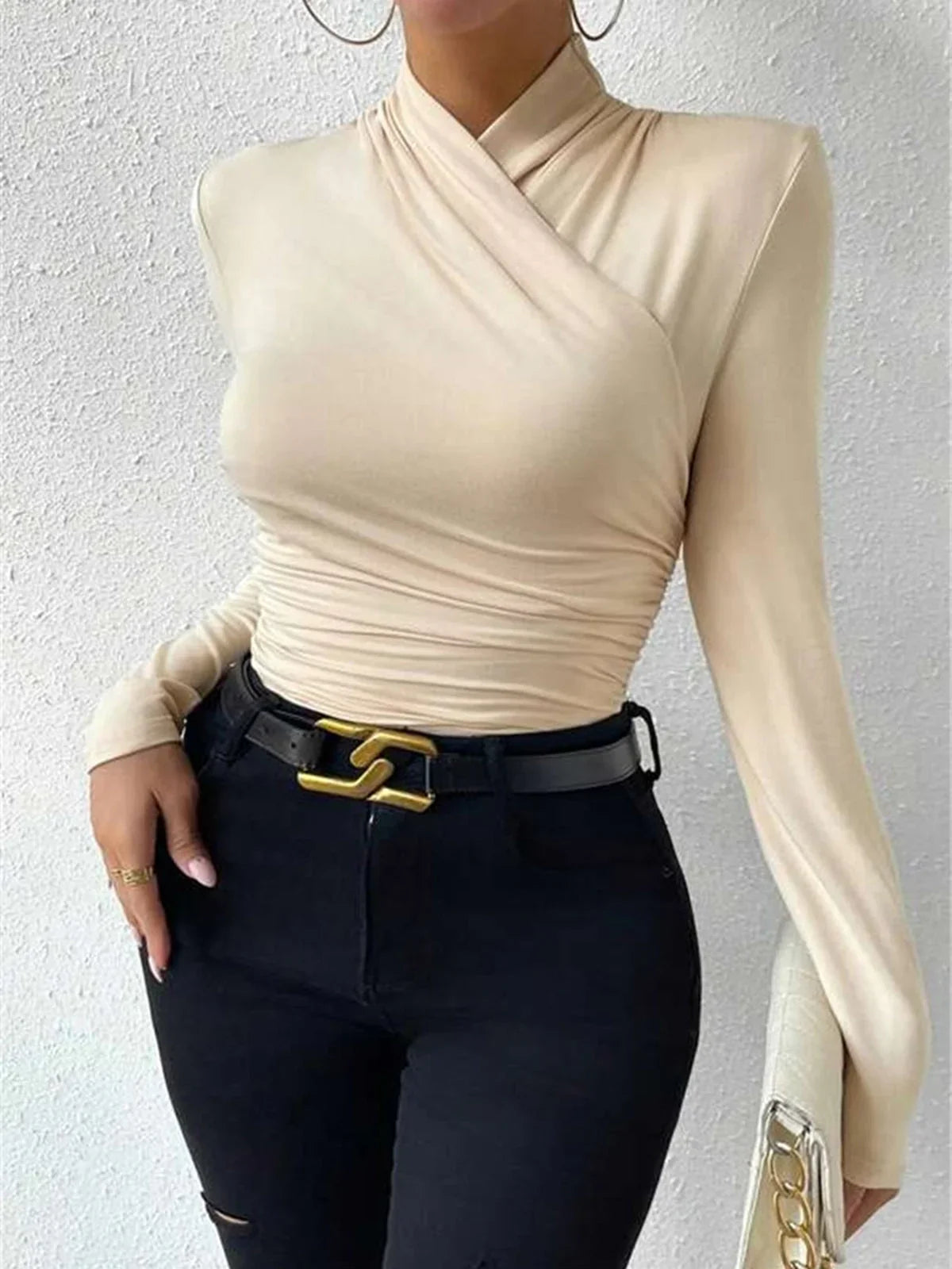 Haut croisé drapé à manches longues, en tissu léger et fluide, offrant un look décontracté et élégant pour toutes les…