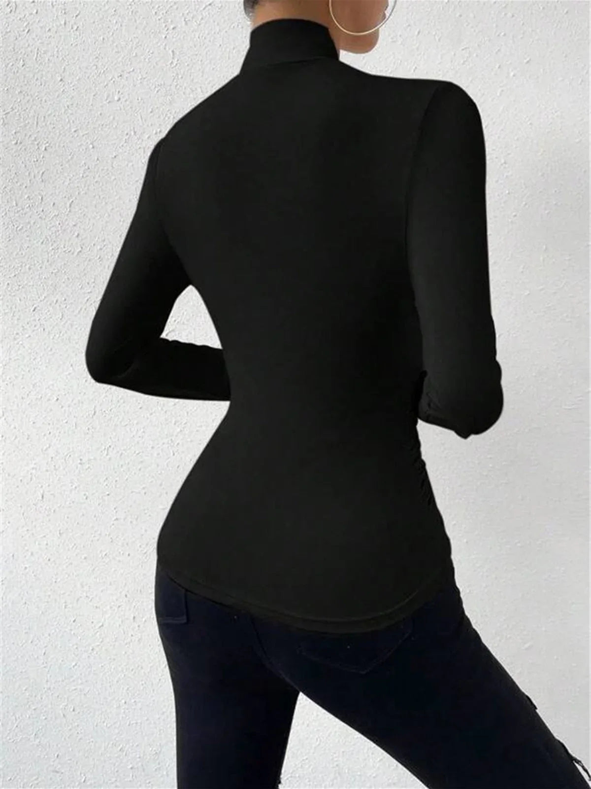 Haut croisé drapé à manches longues en tissu léger, avec un décolleté en V et une silhouette flatteuse pour un look élégant.