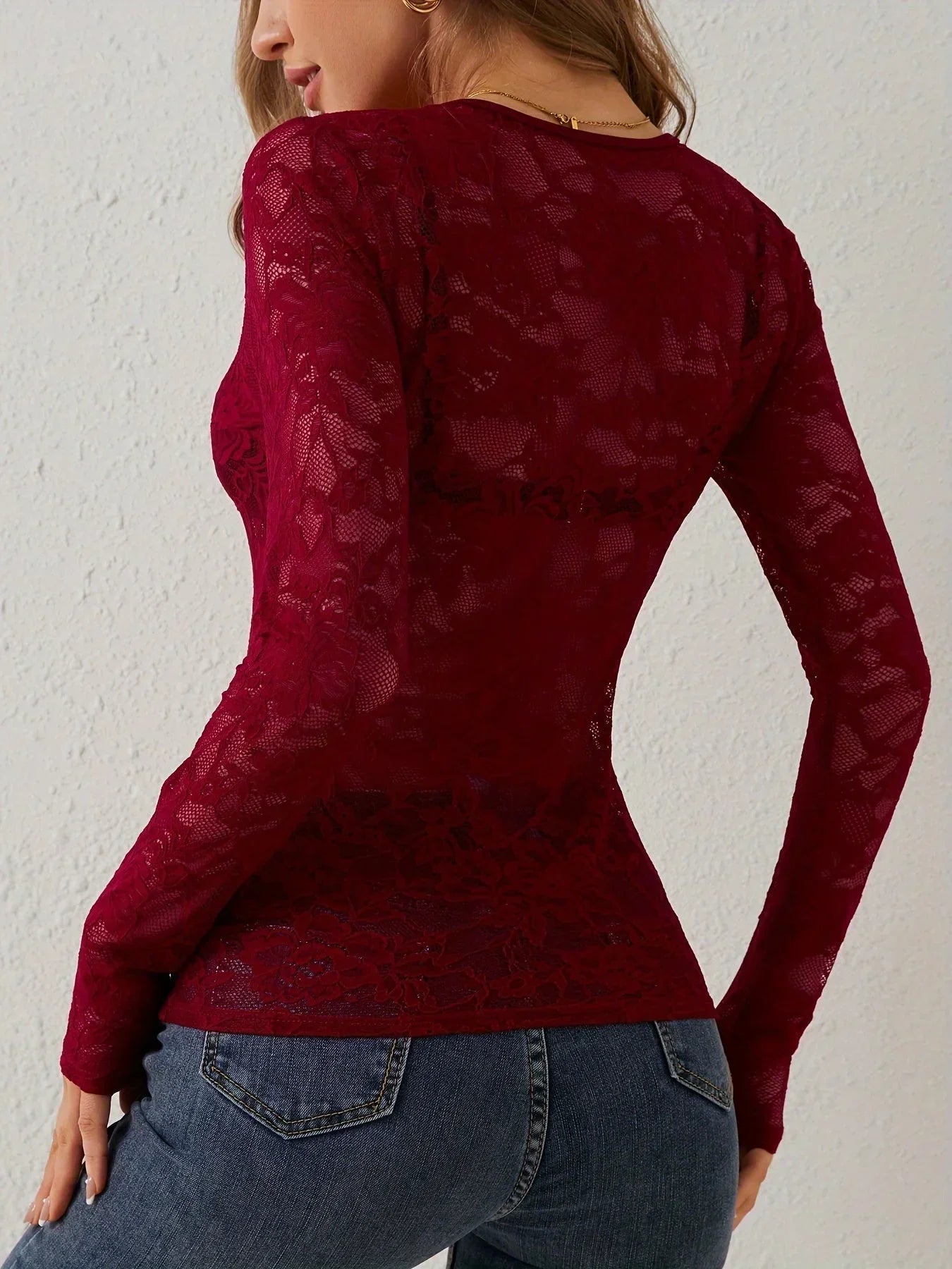 Haut en dentelle rouge foncé, manches longues, col V, adapté pour des occasions spéciales.