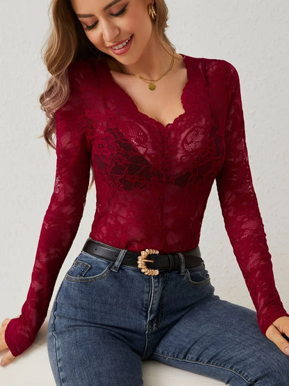 Haut en dentelle rouge foncé, manches longues, col V, design féminin.