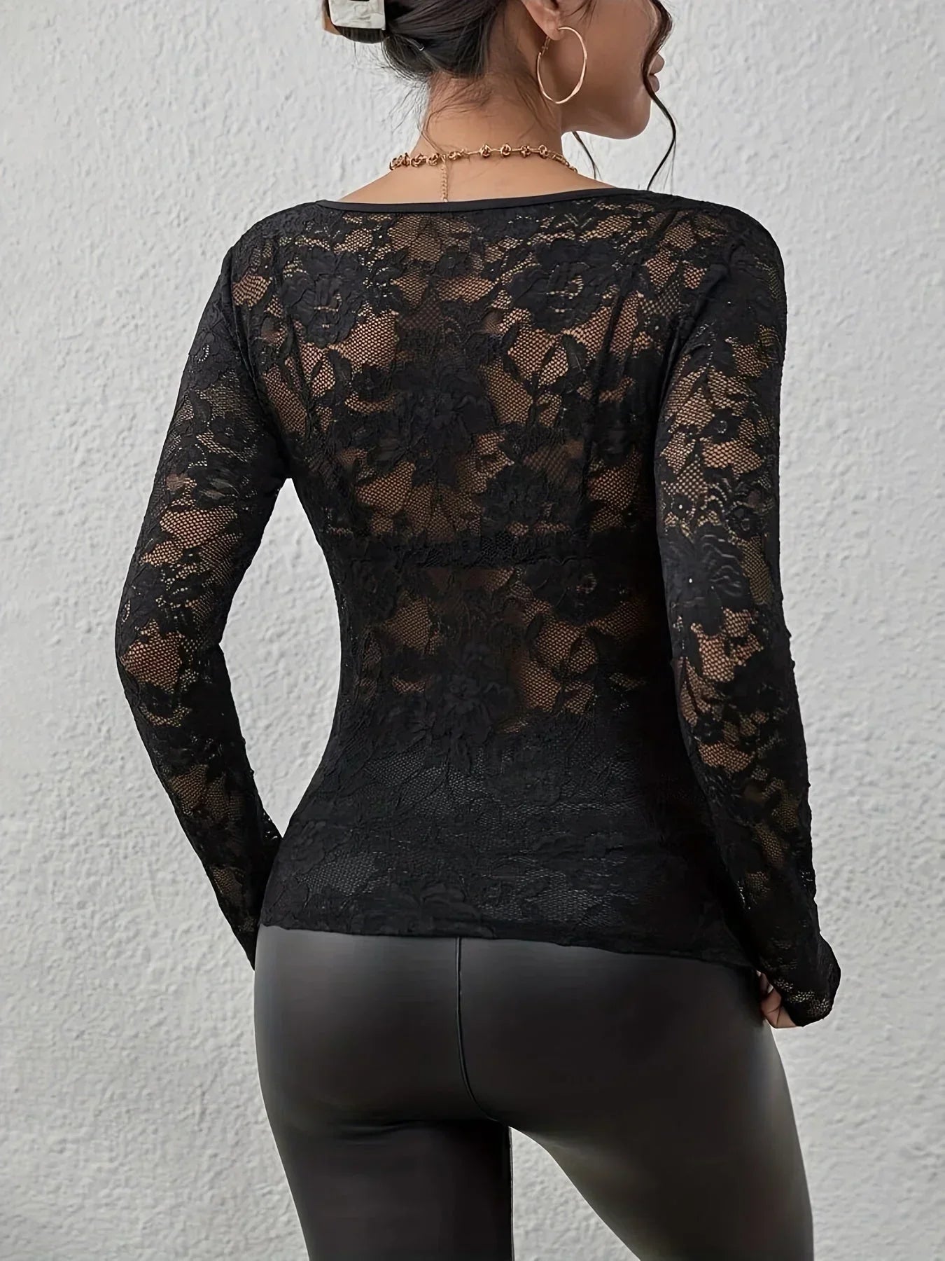 Haut en dentelle noire pour femme, manches longues, col V, adapté aux occasions spéciales.