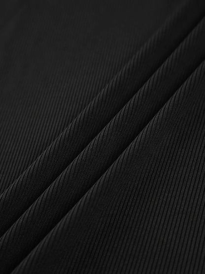 Haut femme asymétrique noir à col montant et découpe, en tissu doux et respirant.