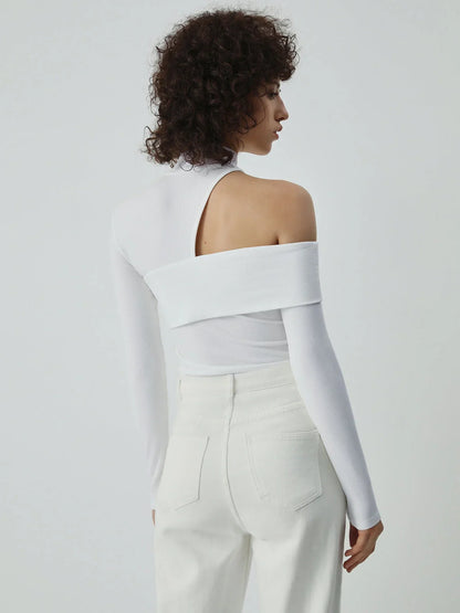 Haut femme blanc asymétrique avec col montant et découpe, en tissu doux et extensible.
