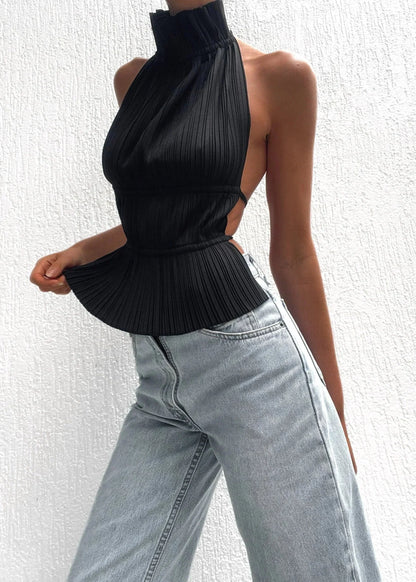 Haut femme dos-nu en tissu léger, avec détails en chaîne métallique argentée pour un look moderne et élégant.