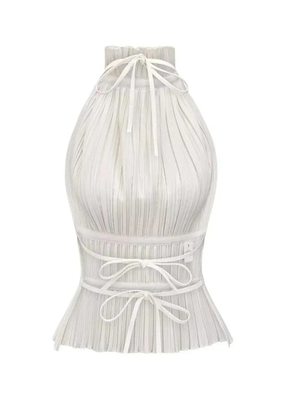 Haut femme dos-nu en tissu léger avec détails en chaîne métallique, idéal pour un look moderne et élégant.